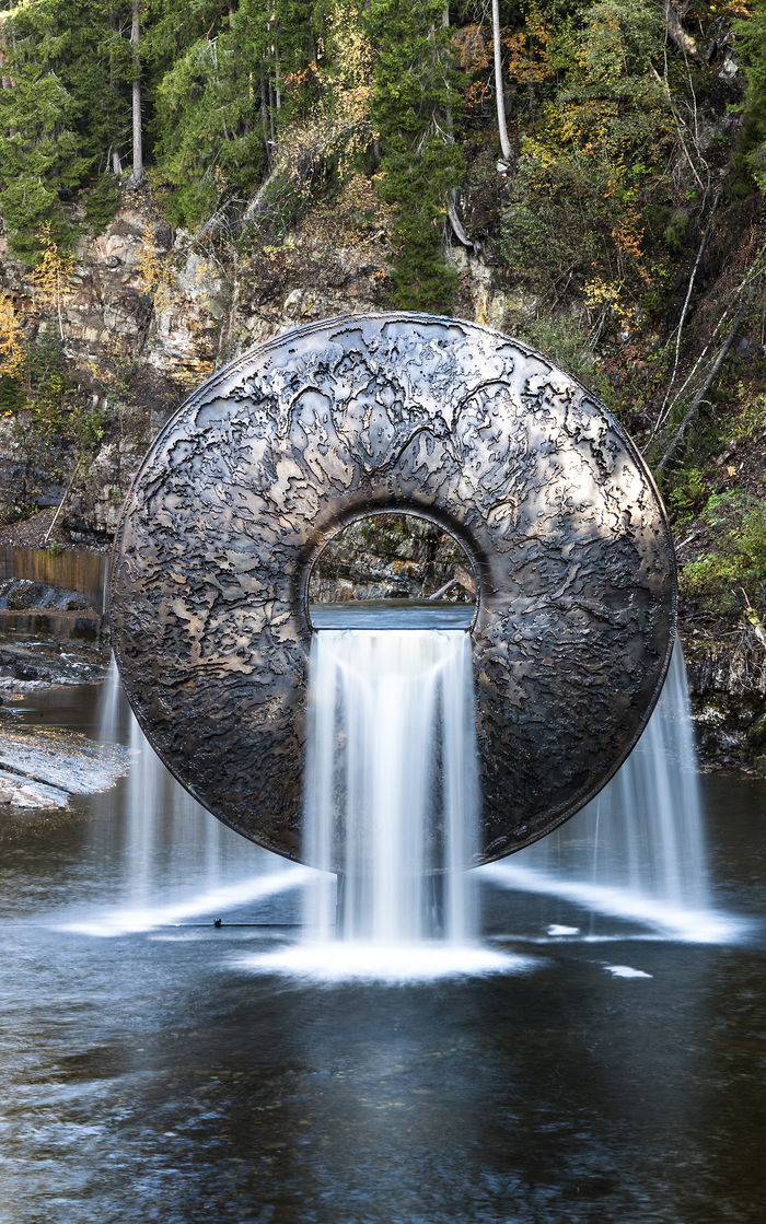 The sculpture showing a model of Christen Sveaas iris with water flowing through. Made in bronze.